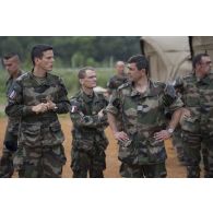 Le général Hervé Bertrand discute avec un officier du 13e bataillon de chasseurs alpins (BCA) à Abidjan, en Côte d'Ivoire.