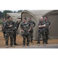 Le général Hervé Bertrand discute avec un officier du 13e bataillon de chasseurs alpins (BCA) à Abidjan, en Côte d'Ivoire.