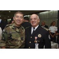 Le général de corps d'armée Xavier de Marnhac, COM-KFOR, s'entretient avec des invités lors de la soirée du Kosovo police special department (KPSD) dans le centre de Pristina.