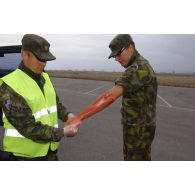 Grimage des militaire finlandais de la Rapid Deployment Force de la KFOR en blessés avec de fausses blessures.