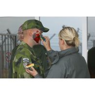 Grimage de militaires de la KFOR en blessés avec de fausses blessures.