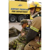 Triage des blessés selon les priorités d'urgence et premiers soins par les pompiers de l'aéroport et les médecins locaux avant évacuation.