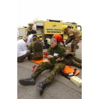 Triage des blessés selon les priorités d'urgence et premiers soins par les pompiers de l'aéroport et les médecins locaux avant évacuation.