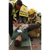 Triage des blessés selon les priorités d'urgence et premiers soins par les pompiers de l'aéroport et les médecins locaux avant évacuation.