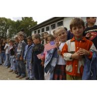 Les enfants de l'école équipés de petits drapeaux américains.