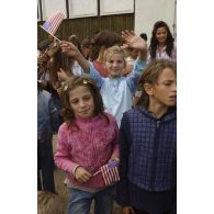 Les enfants de l'école équipés de petits drapeaux américains.