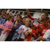 Les enfants de l'école équipés de petits drapeaux américains.