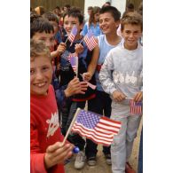 Les enfants de l'école équipés de petits drapeaux américains.