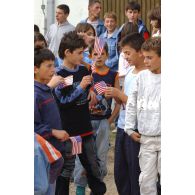 Les enfants de l'école équipés de petits drapeaux américains.