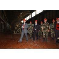 Visite du général de corps d'armée Xavier Bout Marnhac, COM-KFOR, dans la salle des machines de la KEK.