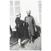 [Le commandant Gardes s'entretient avec un cavalier de l'Indian Army en avril 1915].