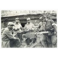 [Des soldats français autour d'une mitrailleuse prise aux allemands].