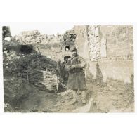 [Ablain-Saint-Nazaire, mai 1915. Un soldat dans les ruines d'une maison].