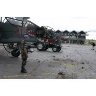 A l'aéroport de Yamoussoukro, dépollution des épaves des deux Sukhoi SU-25 de l'armée ivoirienne ayant bombardé une emprise française à Bouaké le 6 novembre 2004. Présentation à la presse par le 5e RG (régiment du génie) mandaté par l'ONU (Organisation des Nations unies), qui effectue la dépollution du site.