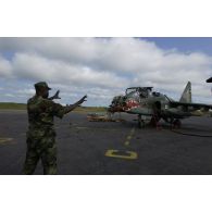 A l'aéroport de Yamoussoukro, dépollution des épaves des deux Sukhoi SU-25 de l'armée ivoirienne ayant bombardé une emprise française à Bouaké le 6 novembre 2004. Bombe en place.