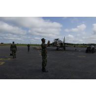 A l'aéroport de Yamoussoukro, dépollution des épaves des deux Sukhoi SU-25 de l'armée ivoirienne ayant bombardé une emprise française à Bouaké le 6 novembre 2004. Plateau de bombes.