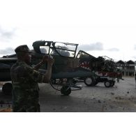 A l'aéroport de Yamoussoukro, dépollution des épaves des deux Sukhoi SU-25 de l'armée ivoirienne ayant bombardé une emprise française à Bouaké le 6 novembre 2004.