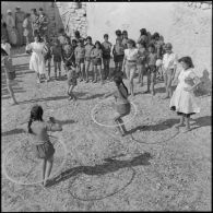 Séance de gymnastique et de distractions à l'occasion de la visite d'une équipe médico-sociale itinérante dans un douar d'Oran.