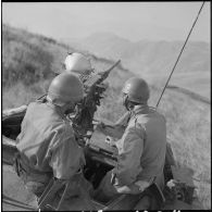 Progression d'un char du 1er escadron du 6e régiment de cuirassiers (6e RC) en terrain accidenté.