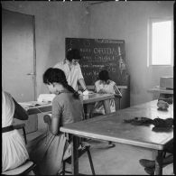 Cours d'éducation manuelle et technique dispensé dans le cadre du Service de formation des jeunes en Algérie (SFJA).