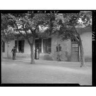 Soldat à l'entrée d'une habitation dans la région d'Alger.