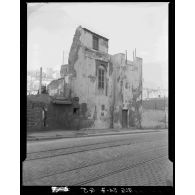 Vue sur la façade d'un immeuble délabré dans la région d'Alger.