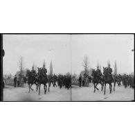 [Des officiers à cheval devant un groupe de soldats].