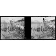 [Soldats et carabiniers italiens devant une habitation].