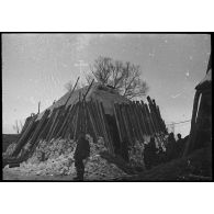 Medyn - Woronov. [Soldats devant un abri protégé de rondins de bois]. [Description en cours]