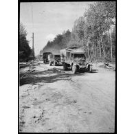 Medyn - Woronov. [Camions sur une route]. [Description en cours]