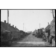 Rhe Feldy. [Camions abandonnés le long d'une rue]. [Description en cours]