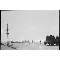 Rhe Feldy. [Soldats et civils sur un front de mer]. [Description en cours]