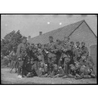 Rhe Feldy. [Un groupe de soldats allemands devant une habitation]. [Description en cours]