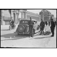 Rhe Feldy. [Un groupe de soldats allemands devant une automobile et un long bâtiment]. [Description en cours]