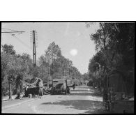 Rhe Feldy. [Des camions abandonnés sur le bord d'une route]. [Description en cours]