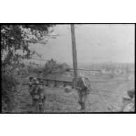 Normandie. [Soldats et char allemands devant une ville]. [Description en cours]