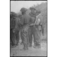 Normandie. [Soldats canadiens et un blessé]. [Description en cours]