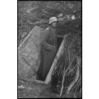 Normandie. [Un soldat allemand devant un abri]. [Description en cours]