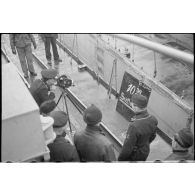 Tournage d'une équipe de la Kriegsmarine (Marine Propaganda Abteilung) à bord d'un destroyer de la classe Maass.