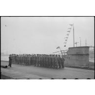 A Wilhelmshaven, l'équipage de sous-marin U-37 se met en place pour la revue.