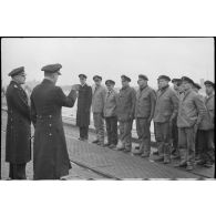 Sur un quai de Wilhelmshaven, les amiraux Doenitz et Carls passent en revue l'équipage de l'U-19 (ou U-3).