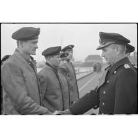 Sur un quai de Wilhelmshaven, les amiraux Doenitz et Carls passent en revue l'équipage de l'U-19 (ou U-3).