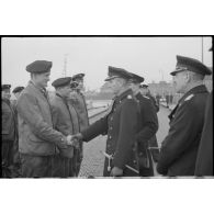 Sur un quai de Wilhelmshaven, les amiraux Doenitz et Carls passent en revue l'équipage de l'U-19 (ou U-3).