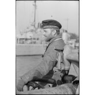 De retour de mission du U-29 à Wilhelmshaven, portrait d'un sous-marinier sur le pont du navire.