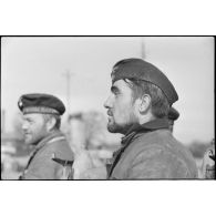 De retour de mission du U-29 à Wilhelmshaven, portrait d'un sous-marinier sur le pont du navire.