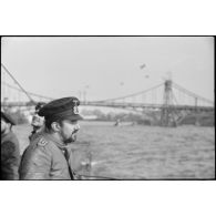 De retour de mission du U-29 à Wilhelmshaven, portrait d'un sous-marinier sur le pont du navire.