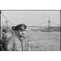 De retour de mission du U-29 à Wilhelmshaven, portrait d'un sous-marinier sur le pont du navire.