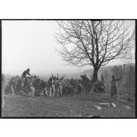 Plan général de soldats qui construisent des fortifications de campagne.