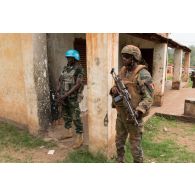 Un soldat français de la force Sangaris et un casque bleu congolais de la MINUSCA (mission multidimensionnelle intégrée des Nations Unies pour la stabilisation en Centrafrique) assurent la sécurité des bureaux douaniers de Bambari, lors d'une visite du général de brigade Eric Bellot des Minières, commandant la force Sangaris.