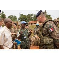 Le général de brigade Eric Bellot des Minières, commandant la force Sangaris, s'entretient avec le commandant Franck, chef des opérations du contingent congolais de la MINUSCA (mission multidimensionnelle intégrée des Nations Unies pour la stabilisation en Centrafrique), dans le cadre d'une inspection au marché de Bambari.